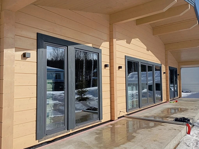 Панорамные окна в доме из клеёного бруса 220 мм: нестандартная обсада, покраска наличников и монтаж под ключ. Опыт инженера ШУВОЕ